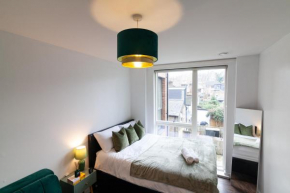 Spectacular 1-Bed Apartment in London with Balcony